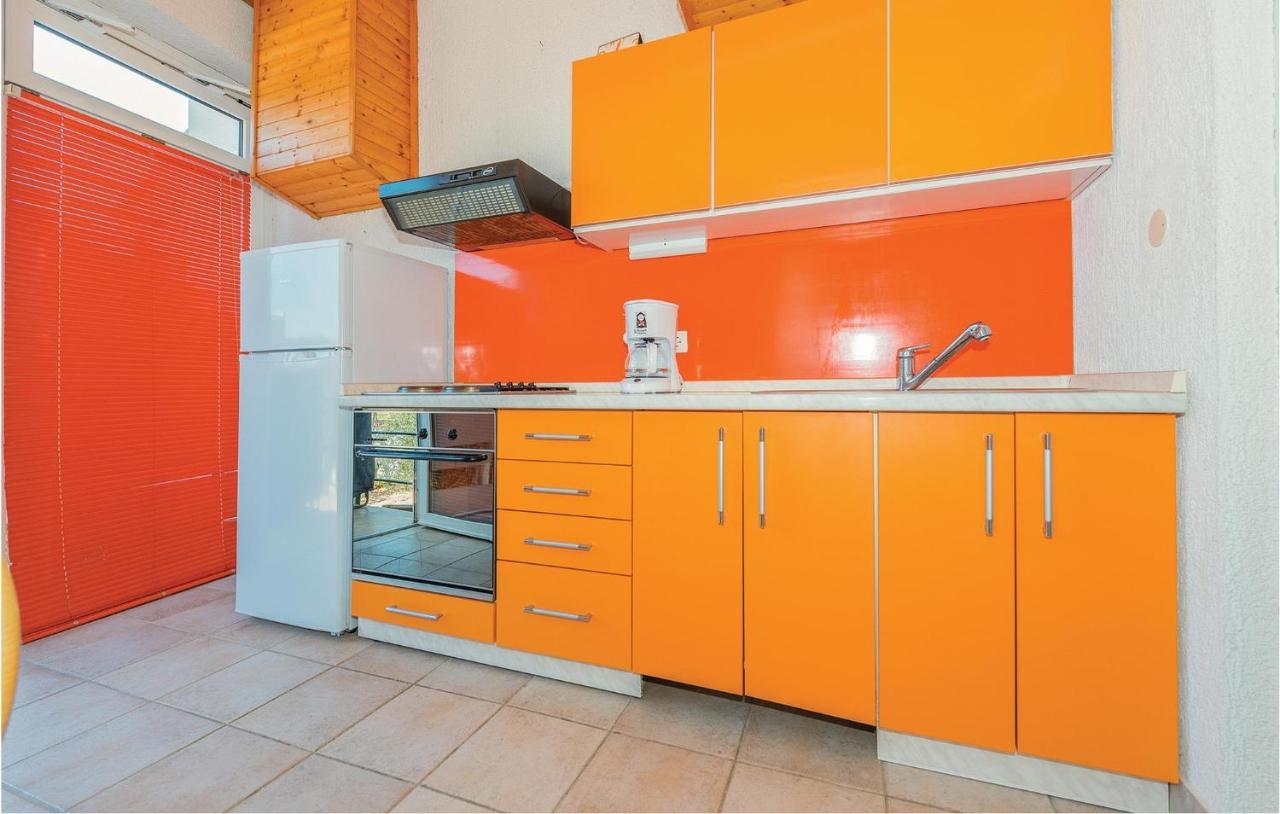 Lovely Apartment In Rogoznica With Wifi エクステリア 写真